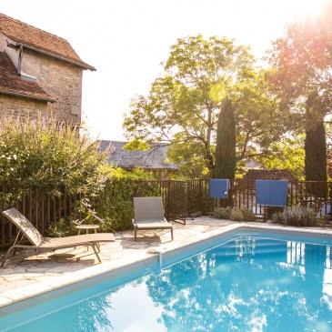 Maison de vacances en pierre calcaire du Quercy, entre Lot et Aveyron, piscine, pleine de charme, soleil doré